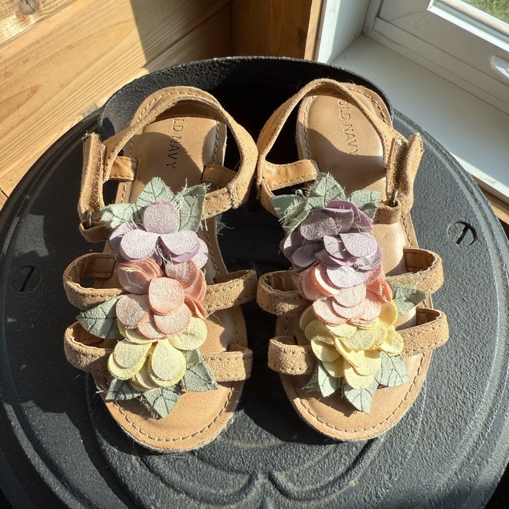 Old Navy Pastel Flower Size 8 Sandals